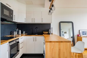 Frigorifero, microonde, forno, piano cottura