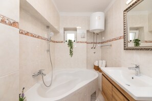 Apartment (Two Bedroom Apartment with Terrace an) | Bathroom | Bathtub, towels