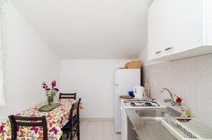 Apartment (Comfort One Bedroom Apartment with Lo) | Private kitchen - Apartments Sutvid (Janjina)