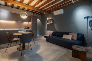 Apartemen, pemandangan kanal | Dapur pribadi | Lemari es, oven, kompor, dan mesin pencuci piring