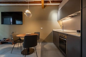 Appartement, vue canal | Cuisine privée | Réfrigérateur, four, plaque de cuisson, lave-vaisselle