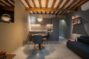 Apartamento, vista para o canal | Área de estar | TV de tela plana 32 polegadas com canais a cabo