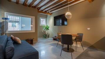 Apartment, Canal View | Living area | 32-inch flat-screen TV with cable channels