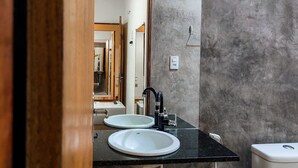 A bathroom with two sinks, a mirror, and a toilet. - Casa Mar Self Jeri (Jijoca de Jericoacoara)