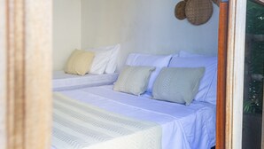 A room with two beds, each with white bedding and patterned pillows. - Casa Mar Self Jeri (Jijoca de Jericoacoara)