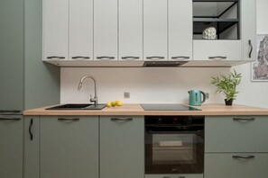 冷蔵庫、オーブン、コンロ、食器洗い機