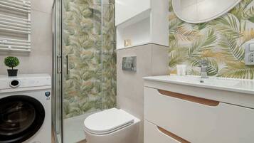 Dusj, hårføner, håndklær og sjampo