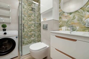 シャワー、ヘアドライヤー、タオル