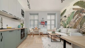 Una cocina moderna con comedor y zona de estar.