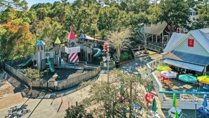 Outdoor dining - Lakefront 2BR Beach Villa! GOLF CART, Near Beach, Pool, Tram, Screened Porch. (Miramar Beach)