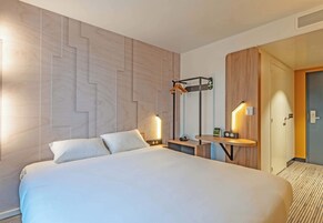 Escritorio, wifi gratis y ropa de cama 