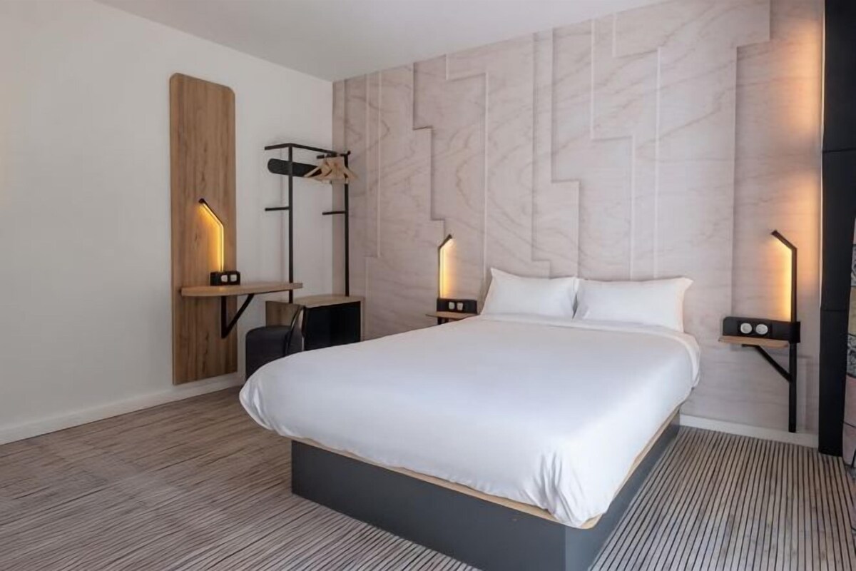 Escritorio, wifi gratis y ropa de cama