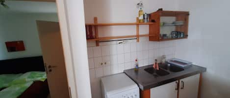 Kühlschrank, Mikrowelle, Ofen, Herdplatte