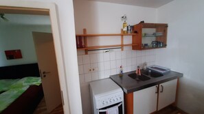 冷蔵庫、電子レンジ、オーブン、コンロ