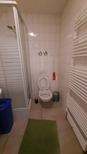 Dusch, hårtork, handdukar och tvål