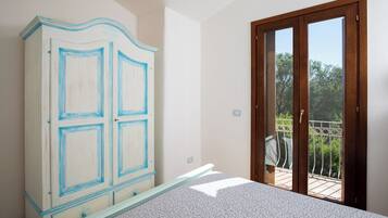 Apartamento, vista para o mar | 2 quartos, ferros/tábuas de passar roupa, roupa de cama