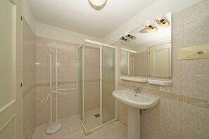 Apartamento, vista para o jardim | Banheiro | Chuveiro, chuveiro com efeito de chuva, produtos de toalete grátis 