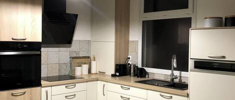 Fridge, oven, stovetop, dishwasher