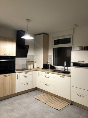 Réfrigérateur, four, plaque de cuisson, lave-vaisselle