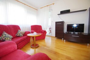 TV - Cozy 2-bedroom apartment with parking, AC in delightful village Valbandon (Valbandon)