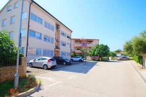 Exterior - Cozy 2-bedroom apartment with parking, AC in delightful village Valbandon (Valbandon)