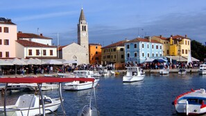 Marina - Cozy 2-bedroom apartment with parking, AC in delightful village Valbandon (Valbandon)