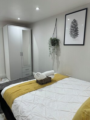 1 bedroom, desk, iron/ironing board, WiFi