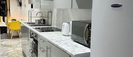 Refrigerador, microondas, horno y parrilla de estufa