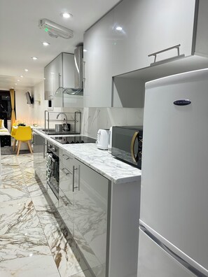 Kühlschrank, Mikrowelle, Ofen, Herdplatte