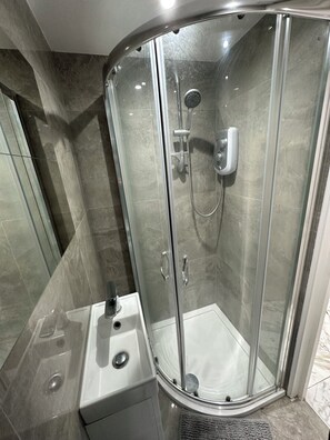 Dusche, Haartrockner, Handtücher, Seife