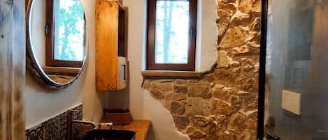 Douche, sĂšche-cheveux, bidet, serviettes fournies