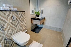 Dusche, Haartrockner, Handtücher, Seife