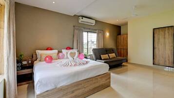 Luxury Suite | Desk, laptop workspace, iron/ironing board, free WiFi