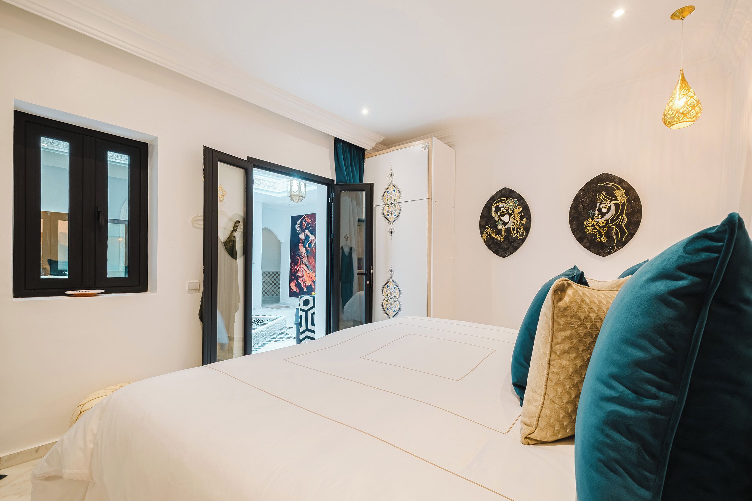 Camera da letto con un letto, una porta e decorazioni alle pareti.
