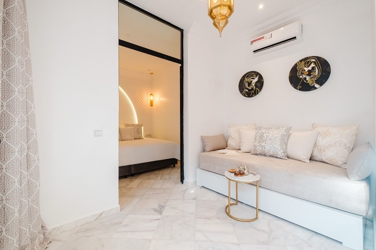 Luxury Suite, Non Smoking, Private Bathroom | Living area