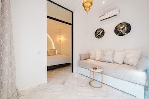 Luxury Suite, Non Smoking, Private Bathroom | Living area