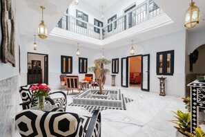 غرفة مزدوجة فاخرة - لذوي القدرات الحركية المحدودة - بحمام خاص | إطلالة على الفناء