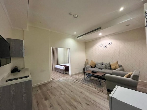 Executive-studio | Olohuone | 45–senttinen äly-TV, jossa kaapelikanavat