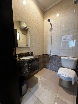 Shower, free toiletries, slippers, towels -  عماره قرطبة العائلية - Qurtubah Family Building (Riyadh)