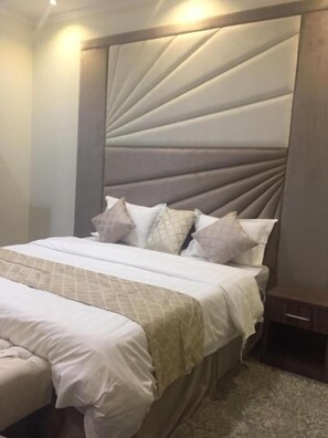 Grand-huoneisto | Tallelokero huoneessa, pimennysverhot, äänieristys, silitysrauta/-lauta