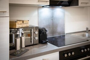 Réfrigérateur, micro-ondes, four, plaque de cuisson