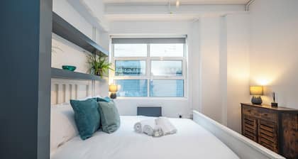 Immaculate and Stylish 1 Bedroom Flat - Sleeps 4