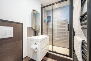 Dusche, Haartrockner, Handtücher, Seife