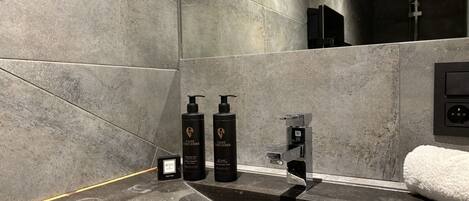 Een douche, een haardroger, handdoeken