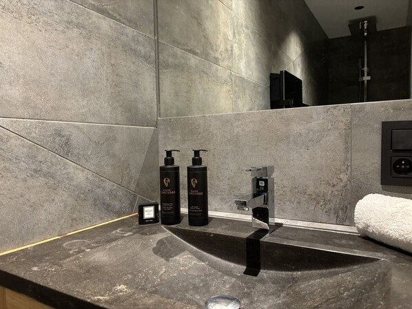 Bruser, hårtørrer, håndklæder