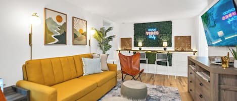 Smart TV, futbolito y libros