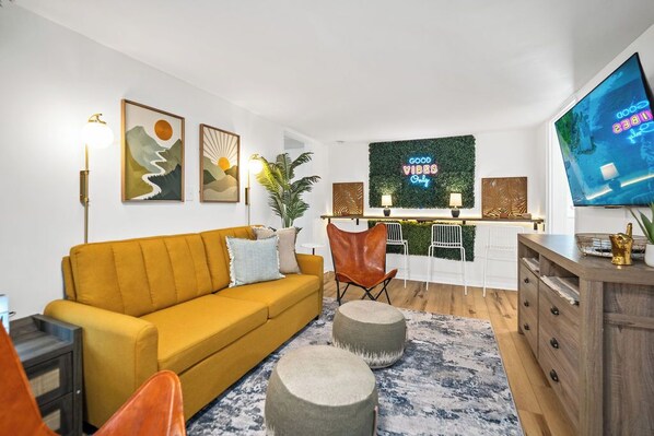 TV connectée, baby-foot, livres