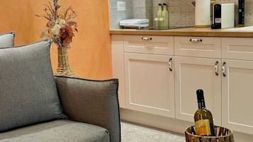Departamento de lujo, planta baja | Cocina privada | Frigobar, microondas, parrilla de estufa y cafetera de espresso