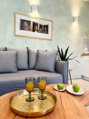 Luxe appartement, uitzicht op de stad | Woonruimte | Een 32-inch smart-tv met digitale zenders