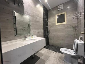 Executive suite, 1 kingsize bed | Badkamer | Pantoffels, handdoeken
